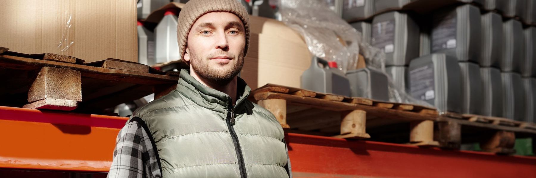Medarbejdere i arbejde på et stillads